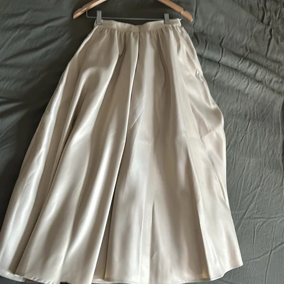 The Keaton Satin Skirt - Picture 4 of 8
